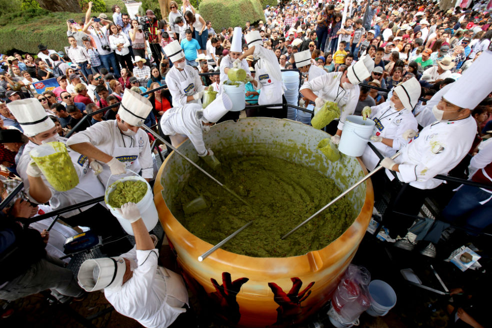 Jalisco logra récord del guacamole más grande del mundo
