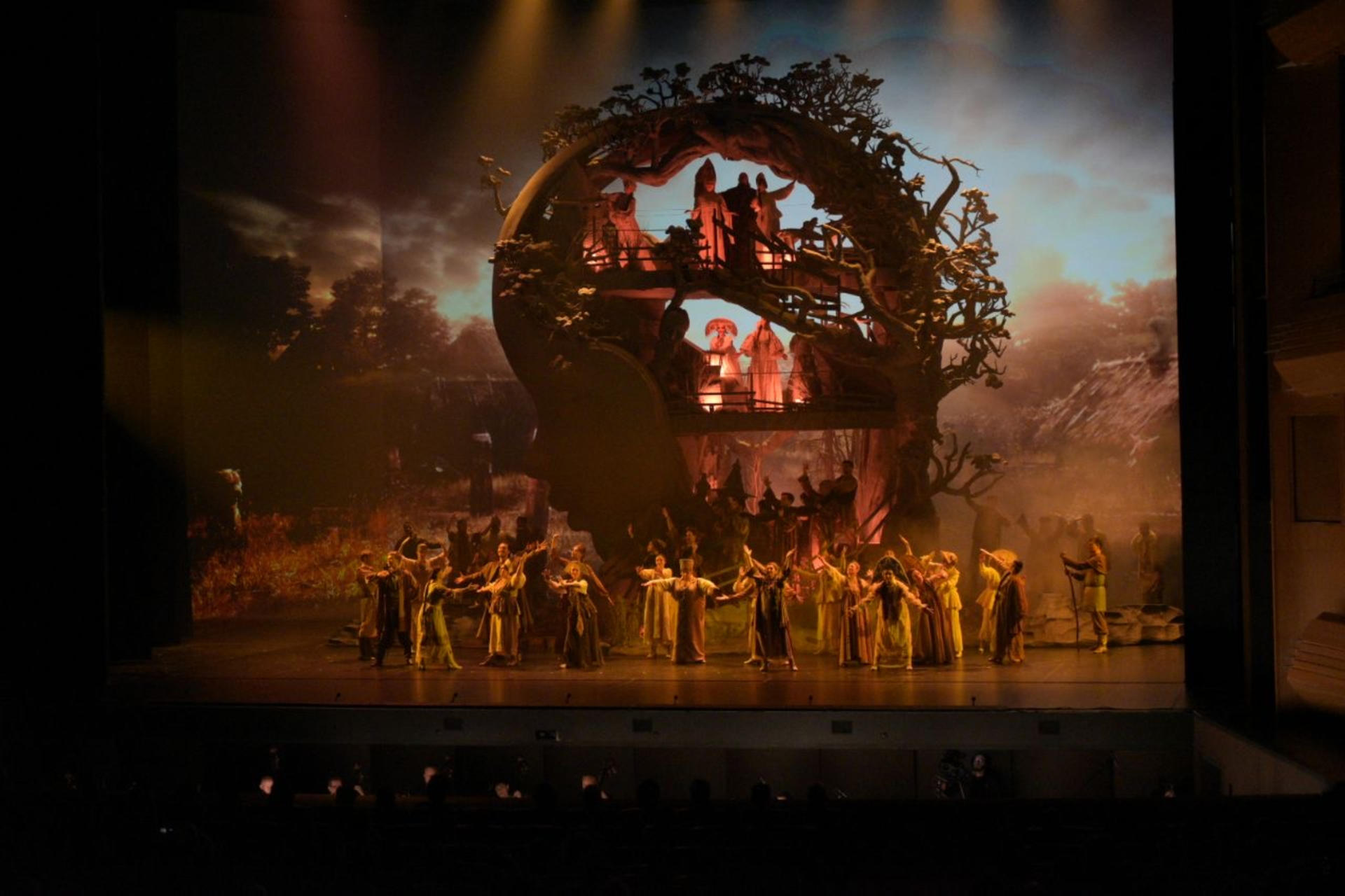 MOSCÚ (RUSIA), 20/06/2025.- El Teatro Mariinski de San Petersbugo estrenó la ópera 'Mandrágora', la primera creada con ayuda de inteligencia artificial (IA), según informó hoy Sberbank, el principal banco ruso y uno de los patrocinadores de este proyecto musical. EFE/Banco Sberbank / SOLO USO EDITORIAL/SOLO DISPONIBLE PARA ILUSTRAR LA NOTICIA QUE ACOMPAÑA (CRÉDITO OBLIGATORIO)