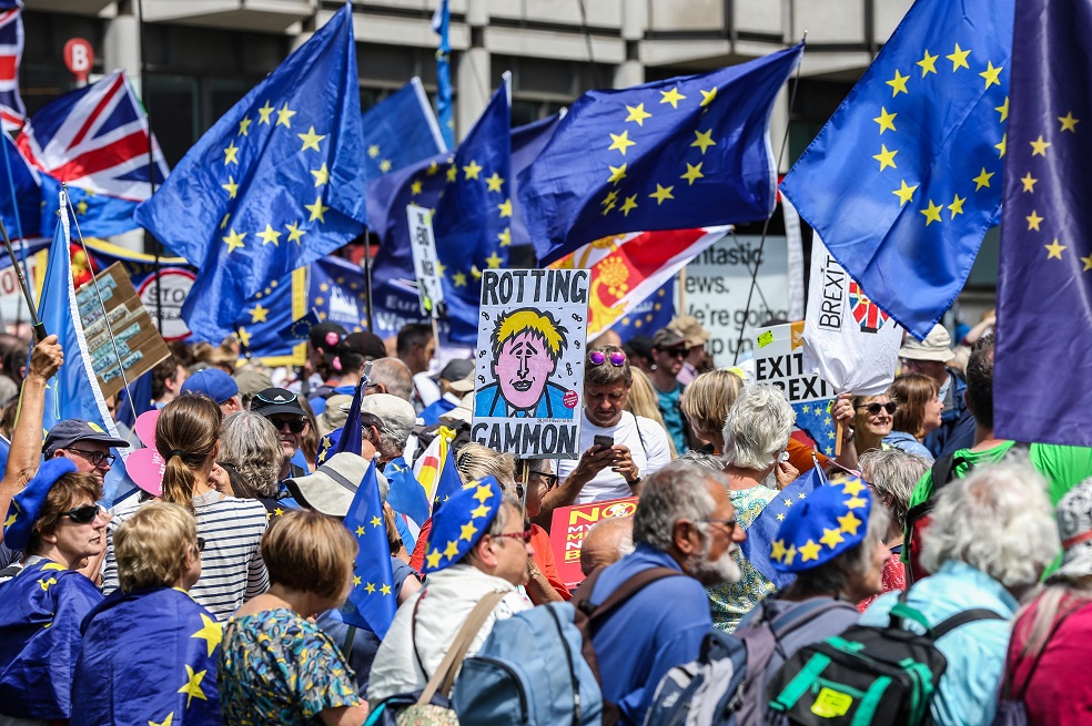 London (United Kingdom), 20/07/2019.- Anti Brexit protesters take part in the No to Boris, Yes to EU March in London, Britain, 20 July 2019. People gathered to march against Brexit and Boris Johnson to likely be named as the new British Prime Minister. (Protestas, Reino Unido, Londres) EFE/EPA/HOLLIE ADAMS