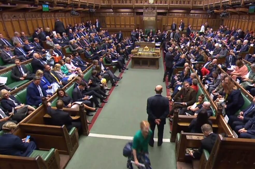 Tras golpe a Boris Johnson, Parlamento británico reanuda sus labores