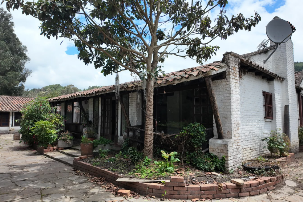 Desde una finca de Escobar hasta un hotel en Cartagena: las millonarias subastas de la SAE