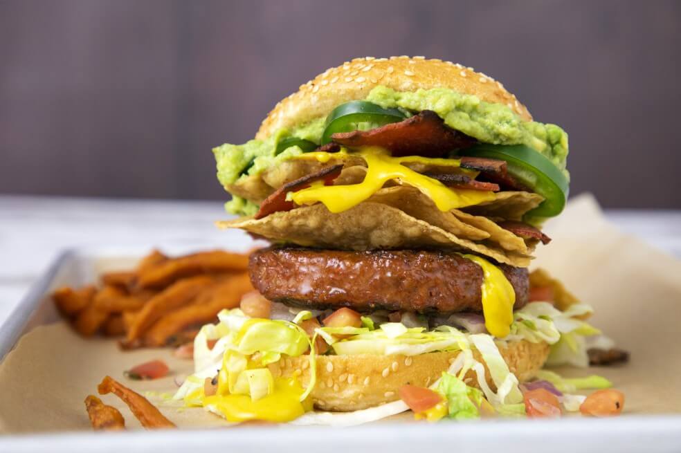 Esta es la primera cadena de comida rápida que venderá Beyond Meat en Colombia