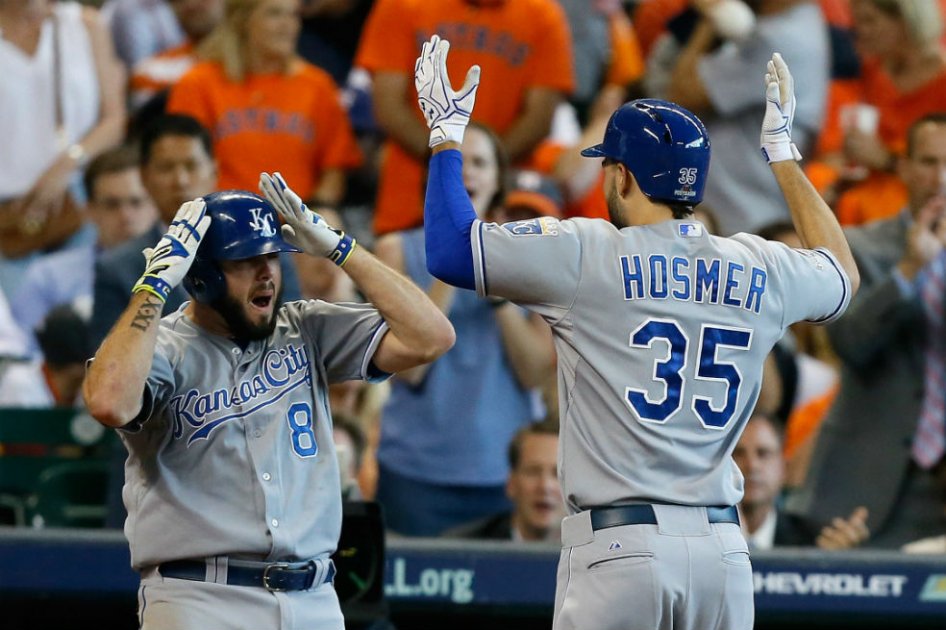 Eric Hosmer celebra el cuadrangular de dos carreras que sentenció el partido a favor de los Reales contra los Astros 9-6. Foto: AFP