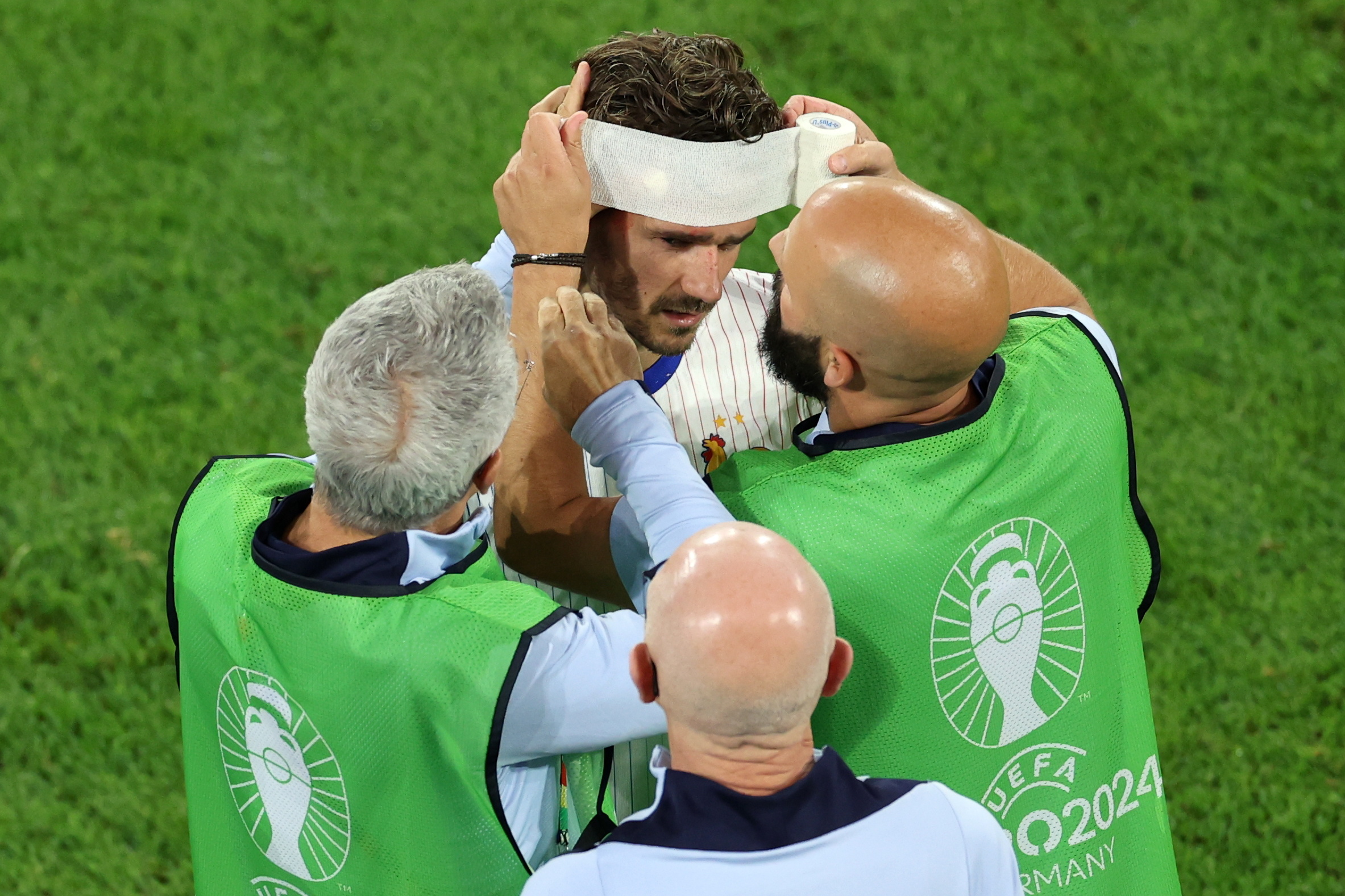 Dusseldorf (Germany), 17/06/2024.- Antoine Griezmann of France receives medical attention during the UEFA EURO 2024 group D soccer match between Austria and France, in Dusseldorf, Germany, 17 June 2024. (Francia, Alemania) EFE/EPA/GEORGI LICOVSKI