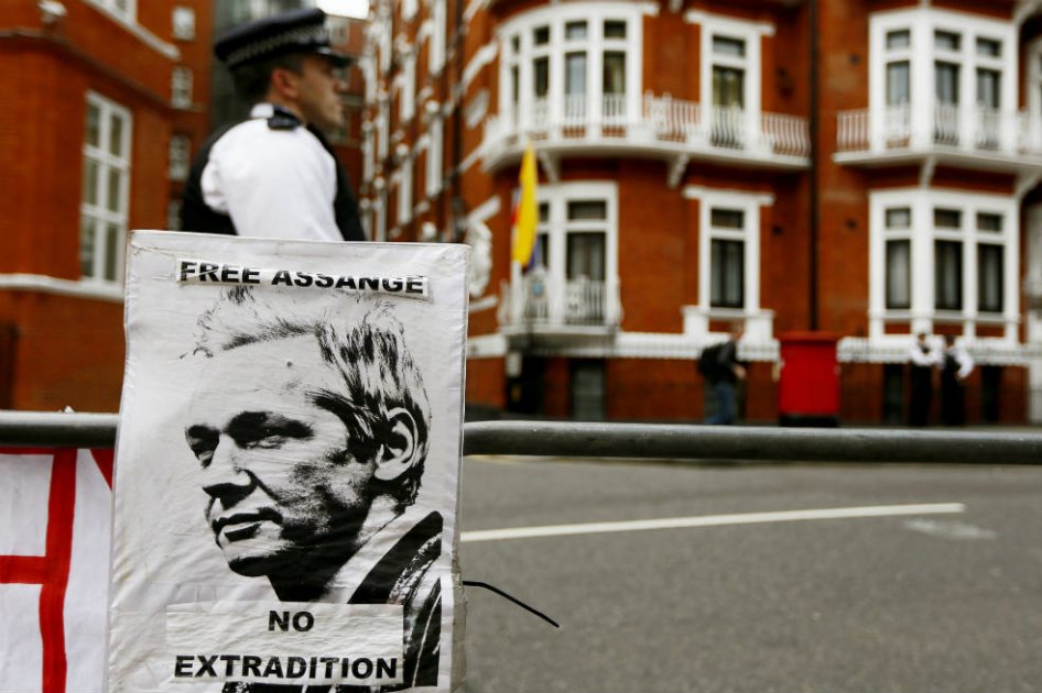 Julian Assange, en un cuarto sin ventanas