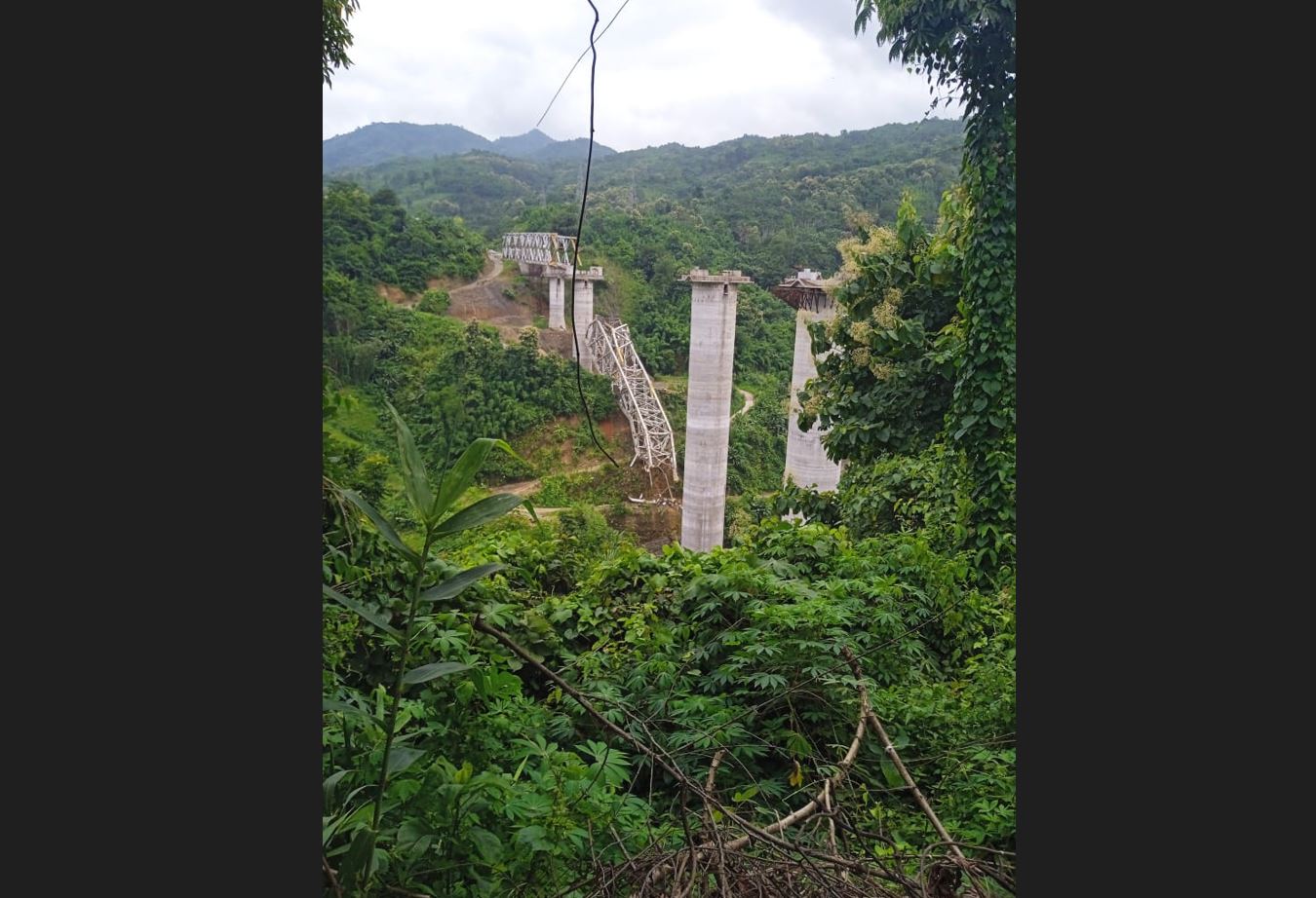 India: al menos 17 muertos por derrumbe de puente ferroviario en construcción