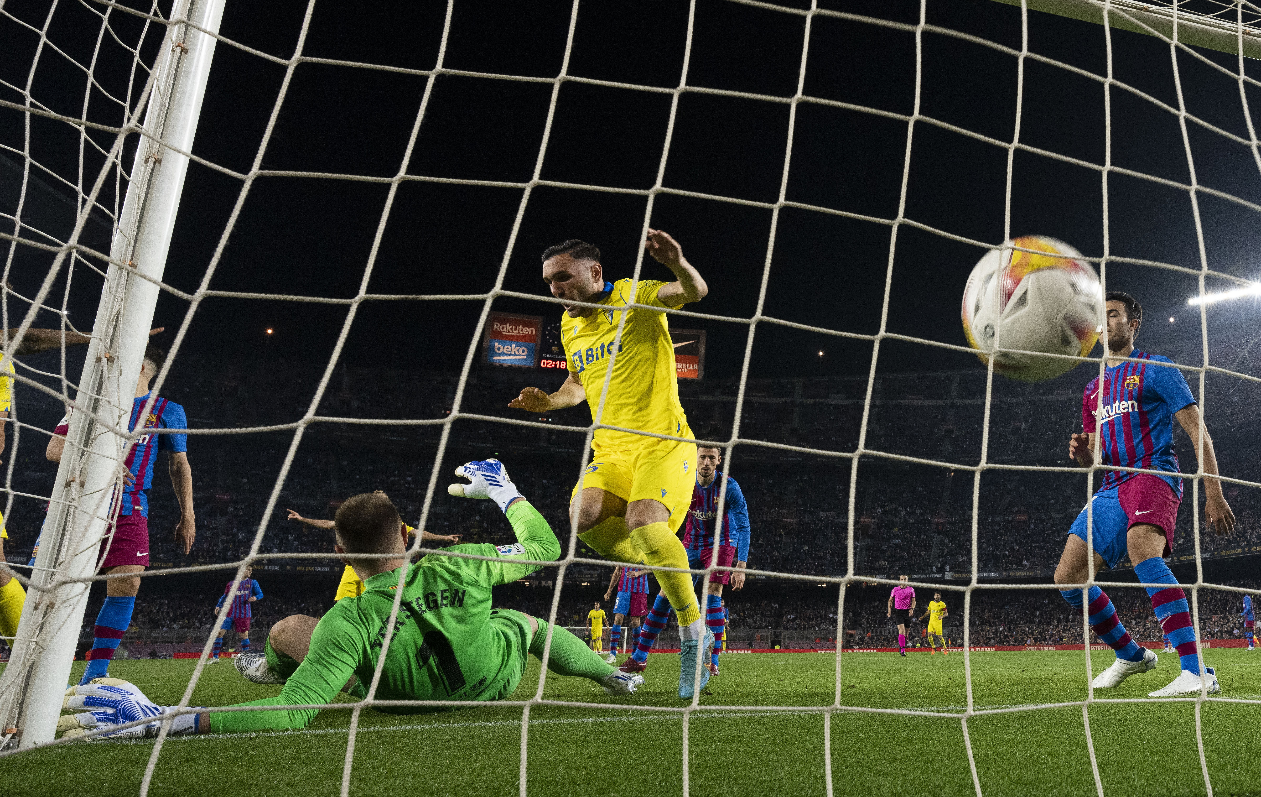 Cádiz dio la sorpresa y derrotó a Barcelona en el Camp Nou