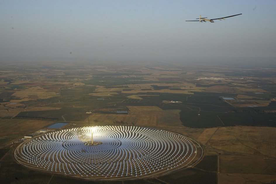El Solar Impulse 2 inicia en Sevilla la penúltima etapa de su vuelta al mundo