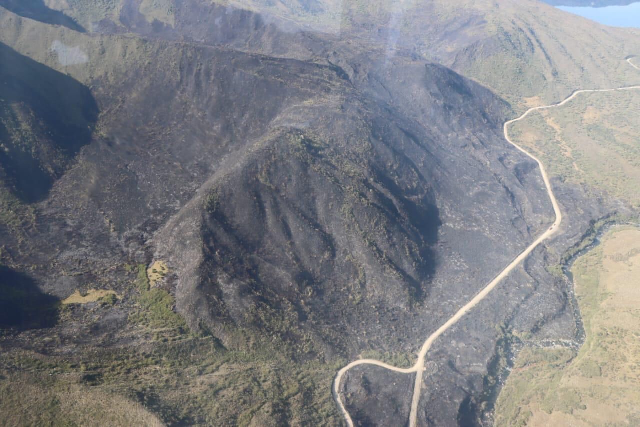 El alcalde de Bogotá, Carlos Fernando Galán, confirmó que 8 de los 10 focos del incendio que han sido hallados ya se encuentran controlados. /Fuerza Aeroespacial Colombiana.