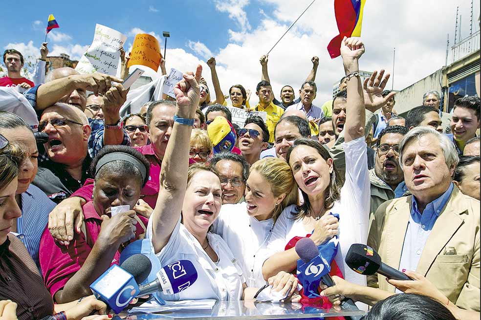 La esposa de Antonio Ledezma, Mitzy Capriles (izq.), acompañada de la esposa de Leopoldo López, Lilian Tintori (cen.), y María Corina Machado.  Foto: EFE