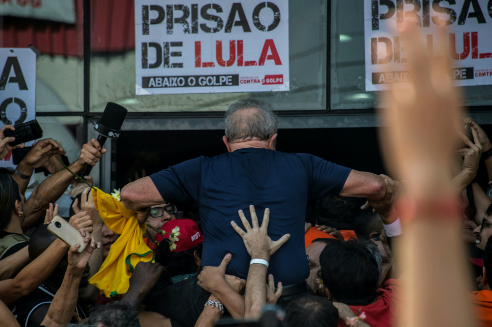 Lula anuncia que se entrega a la justicia, pero los militantes se lo impiden