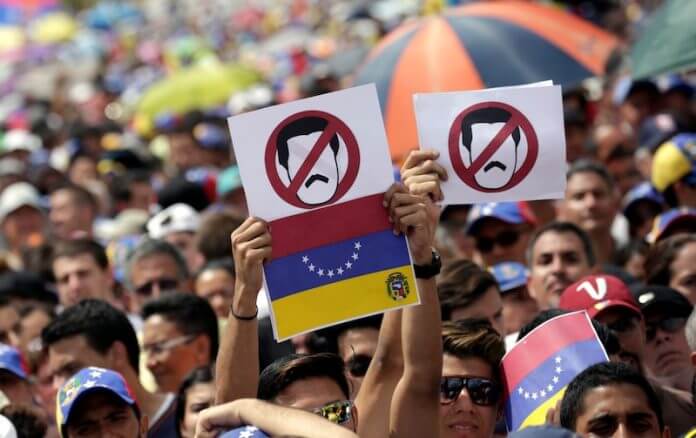 «Cada día peor»: Protesta contra Maduro en medio de masivo apagón