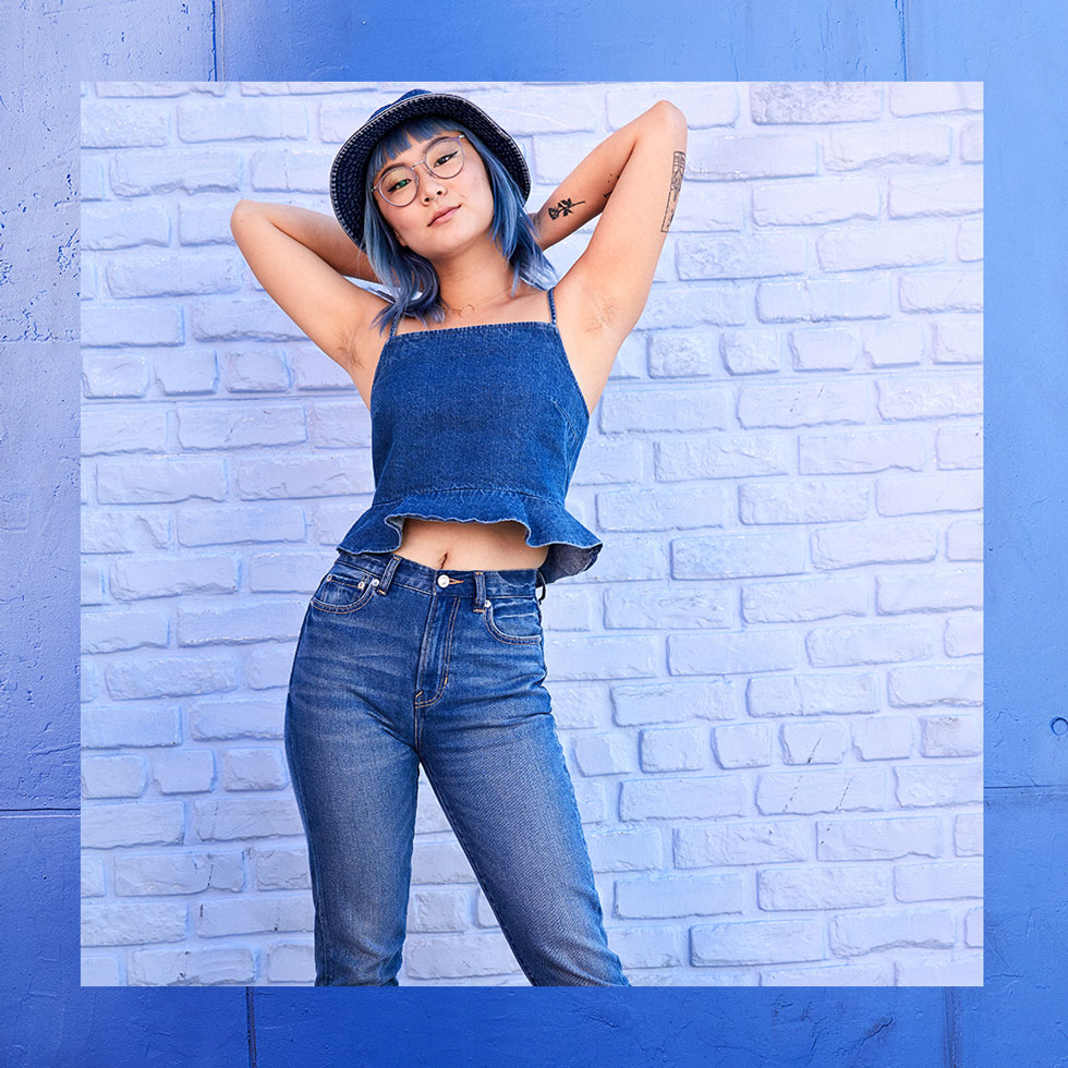 -Juega con las gamas del mismo tono:La apuesta por el look de un solo tonoestá muy bien, pero no siempre es sencilla de mantener, como ya lo hemos mencionado antes. La forma ideal de llevarla sería jugar con varios gamas del mismo color. Incluye en cada outfit al menos dos tonos, uno más claro que el otro y el efecto que dará será el indicado.