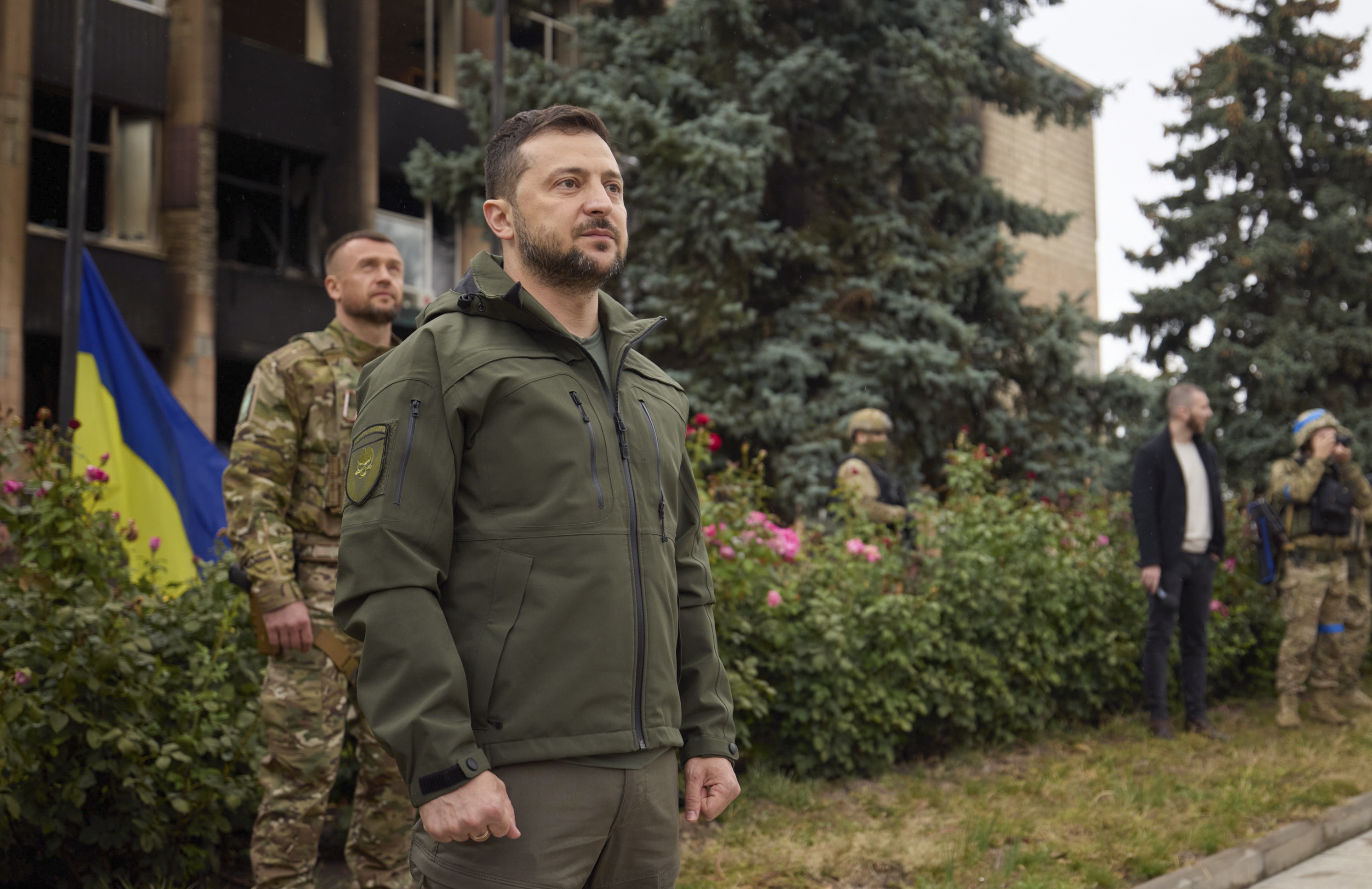 El presidente de Ucrania, Volodymyr Zelensky, asiste a la ceremonia de izamiento de la bandera nacional.