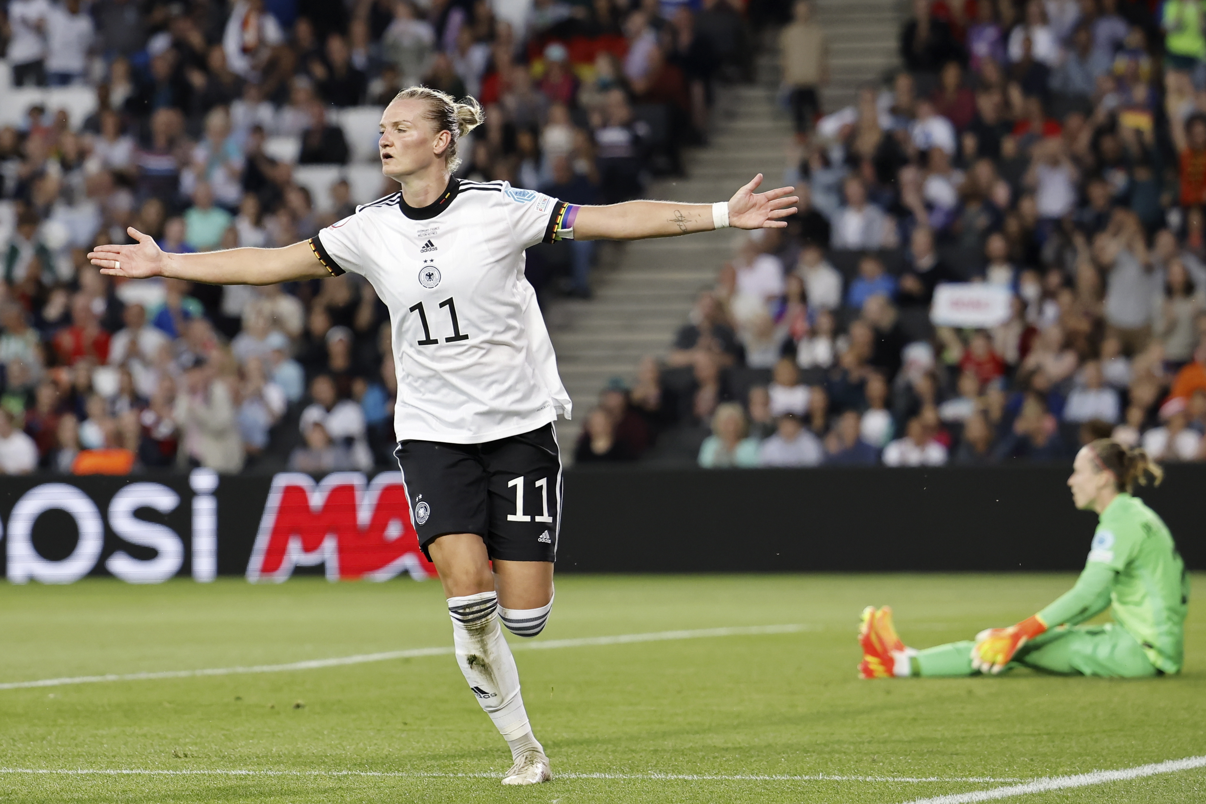 Milton Keynes (United Kingdom), 27/07/2022.- Alexandra Popp of Germany celebrates after scoring the 1-0 goal in the UEFA Women's EURO 2022 semi final soccer match between Germany and France in Milton Keynes, Britain, 27 July 2022. (Francia, Alemania, Reino Unido) EFE/EPA/Tolga Akmen
