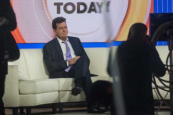Charlie Sheen confirma que es VIH positivo y sostiene que fue víctima de extorsiones