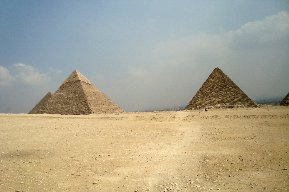 Polémica en Egipto por pareja que se desnudó en lo alto de una pirámide