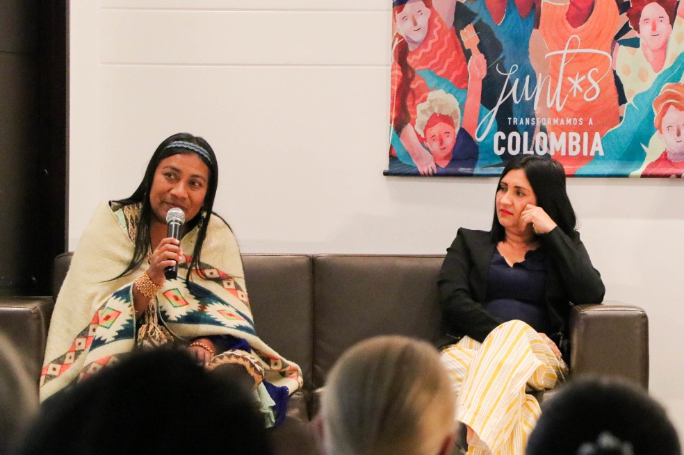 Nelly Valencia en la presentación de la publicación Junt*s transformamos a Colombia.Cortesía GIZLa respuesta de Valencia fue esta: “La idea era salir de un mundo de violencia en el que vivimos las mujeres consciente o inconscientemente”. Esa violencia sucede diariamente en los entornos familiares, pero sucedió ferozmente en el conflicto armado, en el que ellas fueron violentadas de todas las maneras posibles.