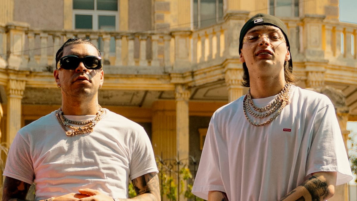 Peso Pluma, SOG y Ryan Castro en la grabación de 'Quema'