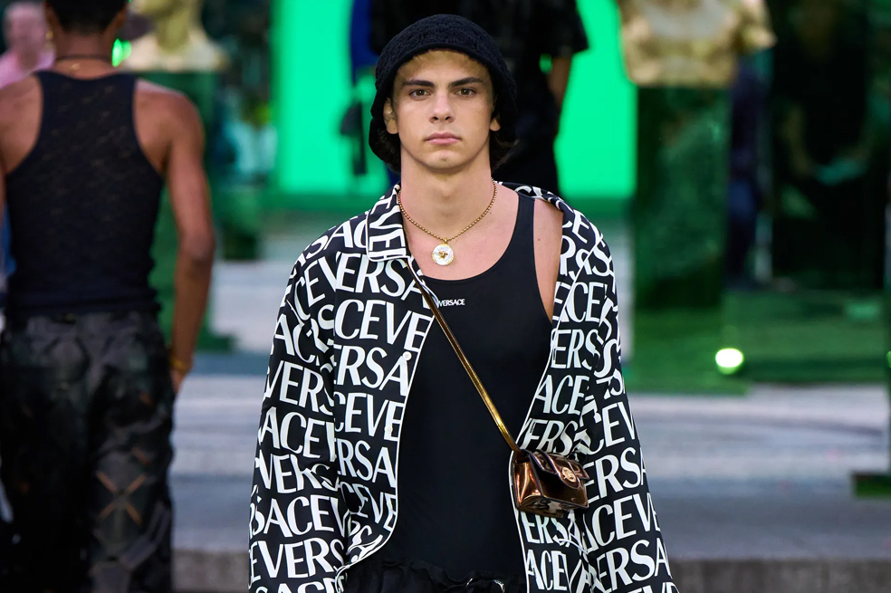 ¿Cómo llevar camiseta sin mangas? La prenda de la temporada