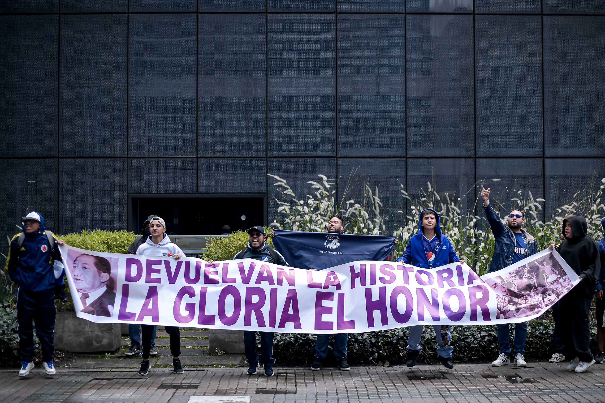 Plantón de hinchas de Millonarios frente a las oficinas administrativas del equipo.