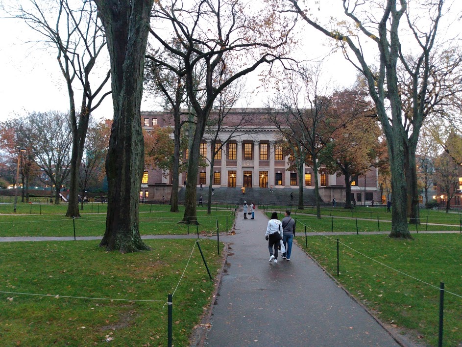 Director reduce su salario en un 25%: las estrategias de Harvard frente a recortes