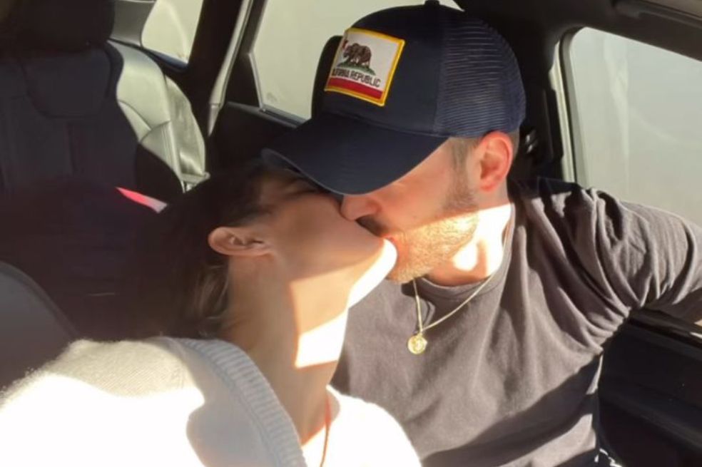 Rumores indican que Chris Evans, de 41 años, le habría pedido la mano a su novia, la actriz Alba Baptista, de 25.
