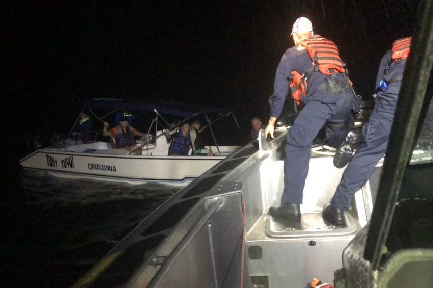 Armada rescata a ocho personas de una lancha en el Pacífico
