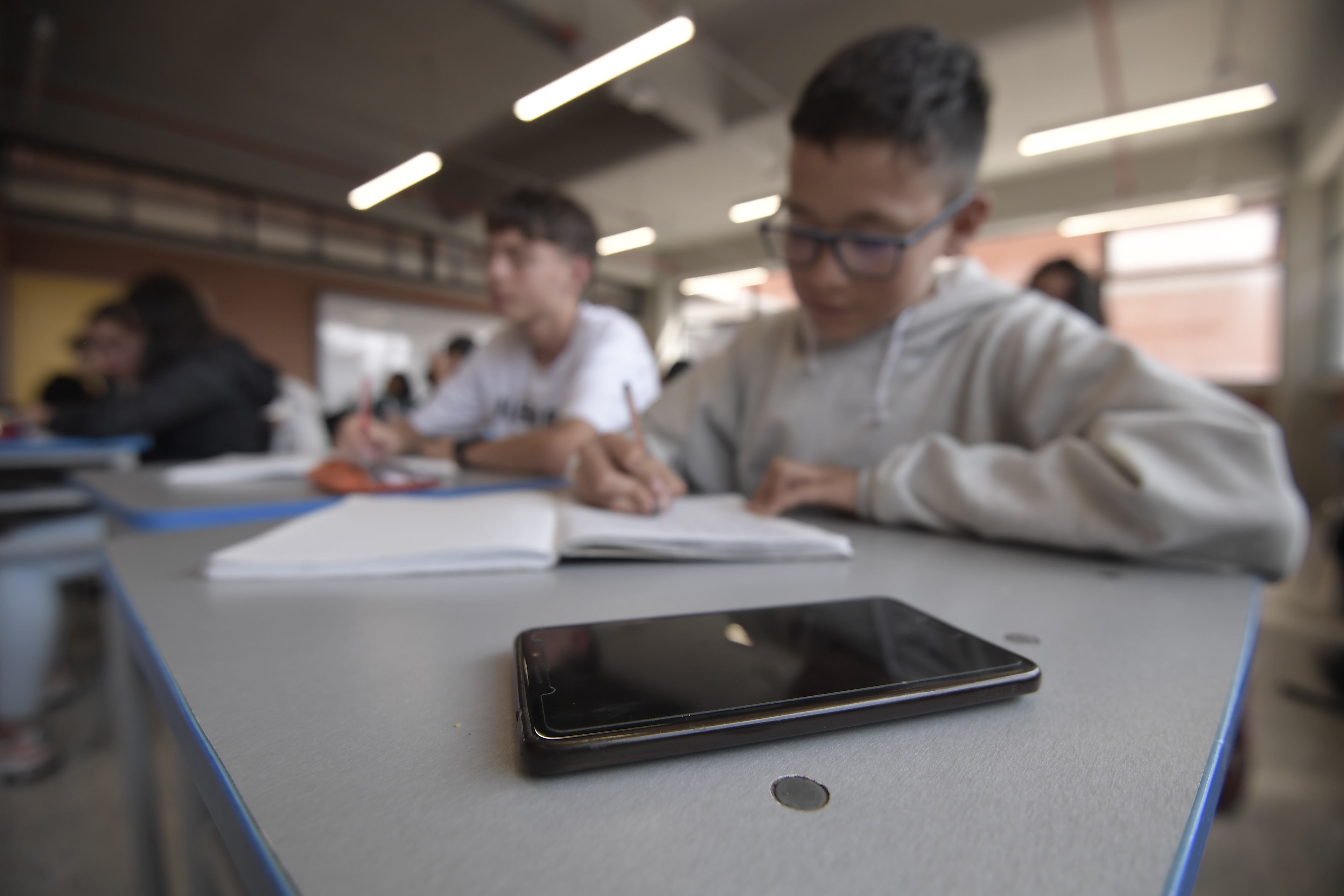 ¿Prohibir los celulares en colegios? 