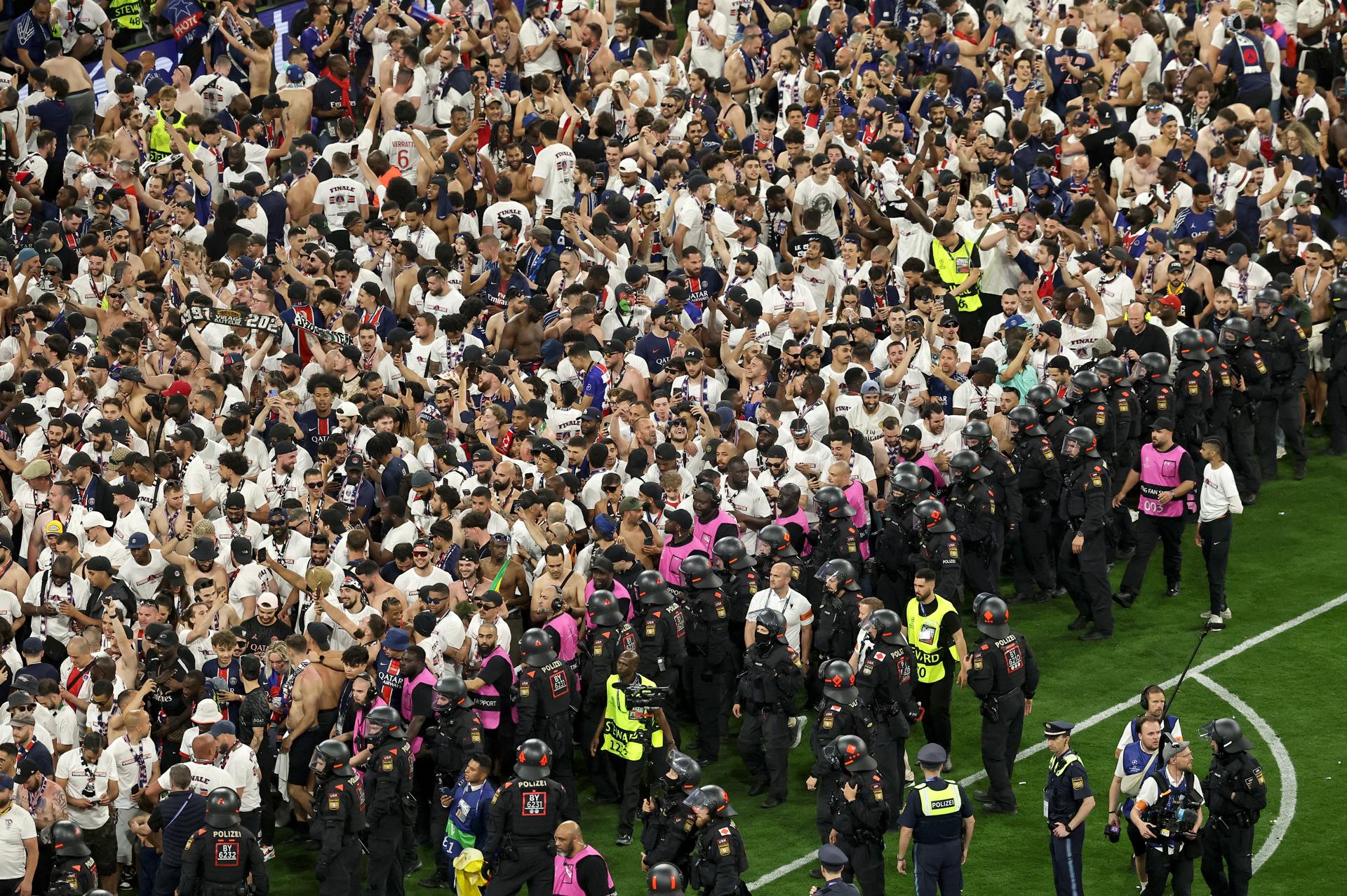 Munich (Germany), 01/06/2025.- German police prevent PSG fans from advancing further on the pitch after the UEFA Champions League final between Paris Saint-Germain and Internazionale Milano in Munich, Germany 31 May 2025. PSG won 5-0. (Liga de Campeones, Alemania) EFE/EPA/FRIEDEMANN VOGEL
