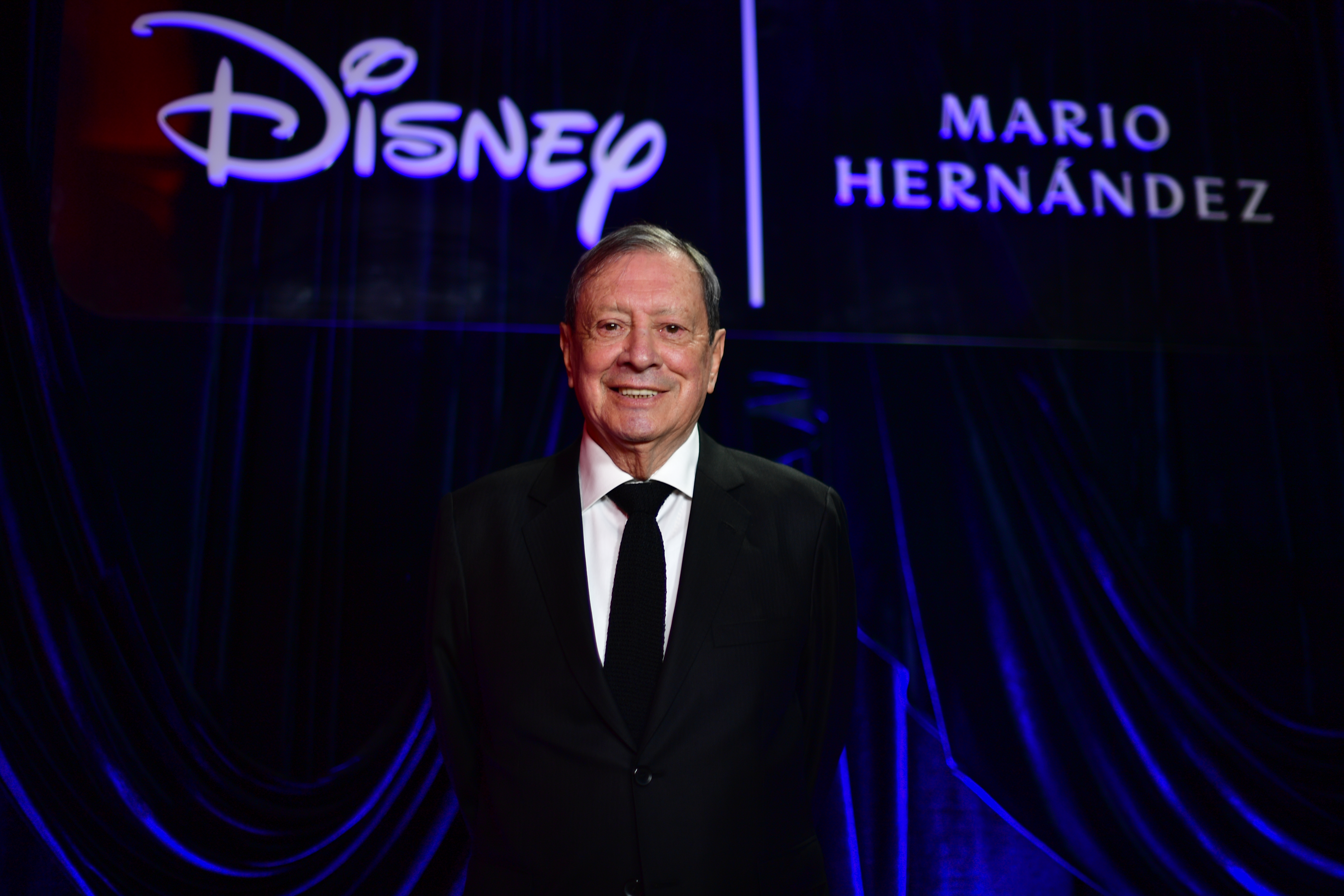 Fundador de la empresa con su mismo nombre durante la gala de la Alfombra Azul de Disney y Mario Hernández