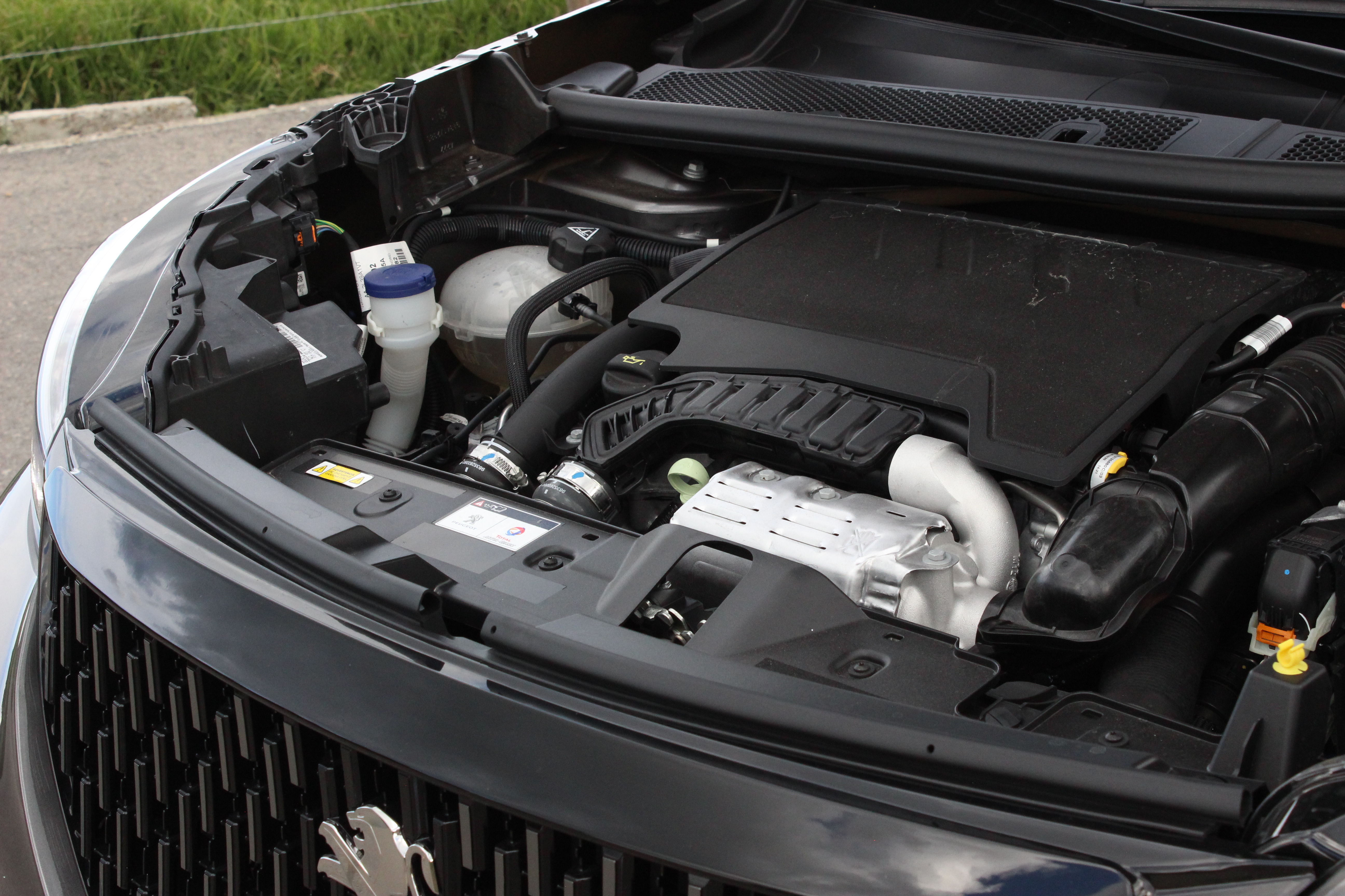 El Peugeot 2008 GT que se vende en Colombia funciona con un motor turbo de 1.2 litros.