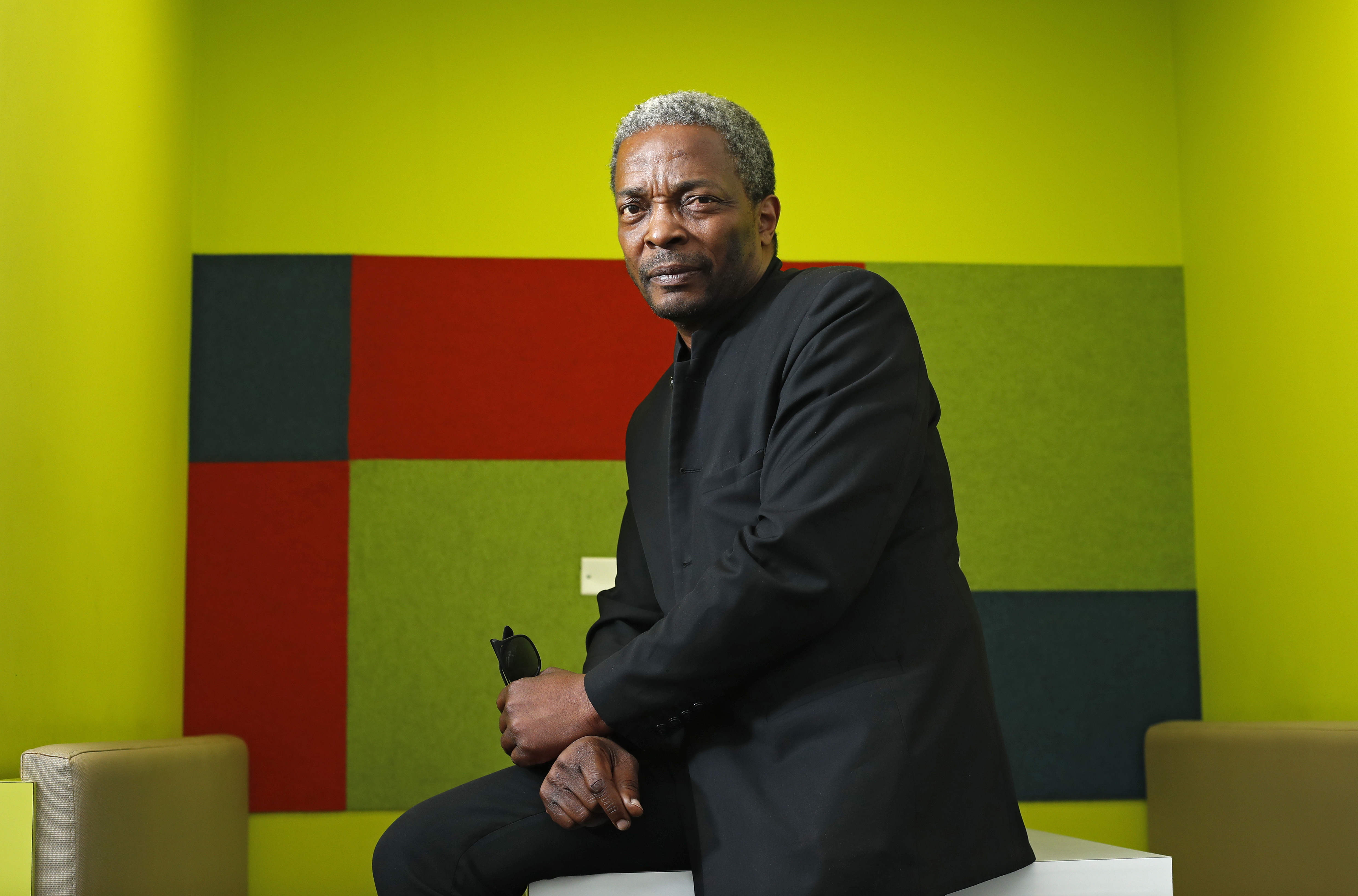 Simon Njami es escritor, crítico de arte, ensayista y comisario de exposiciones suizo-camerunés.