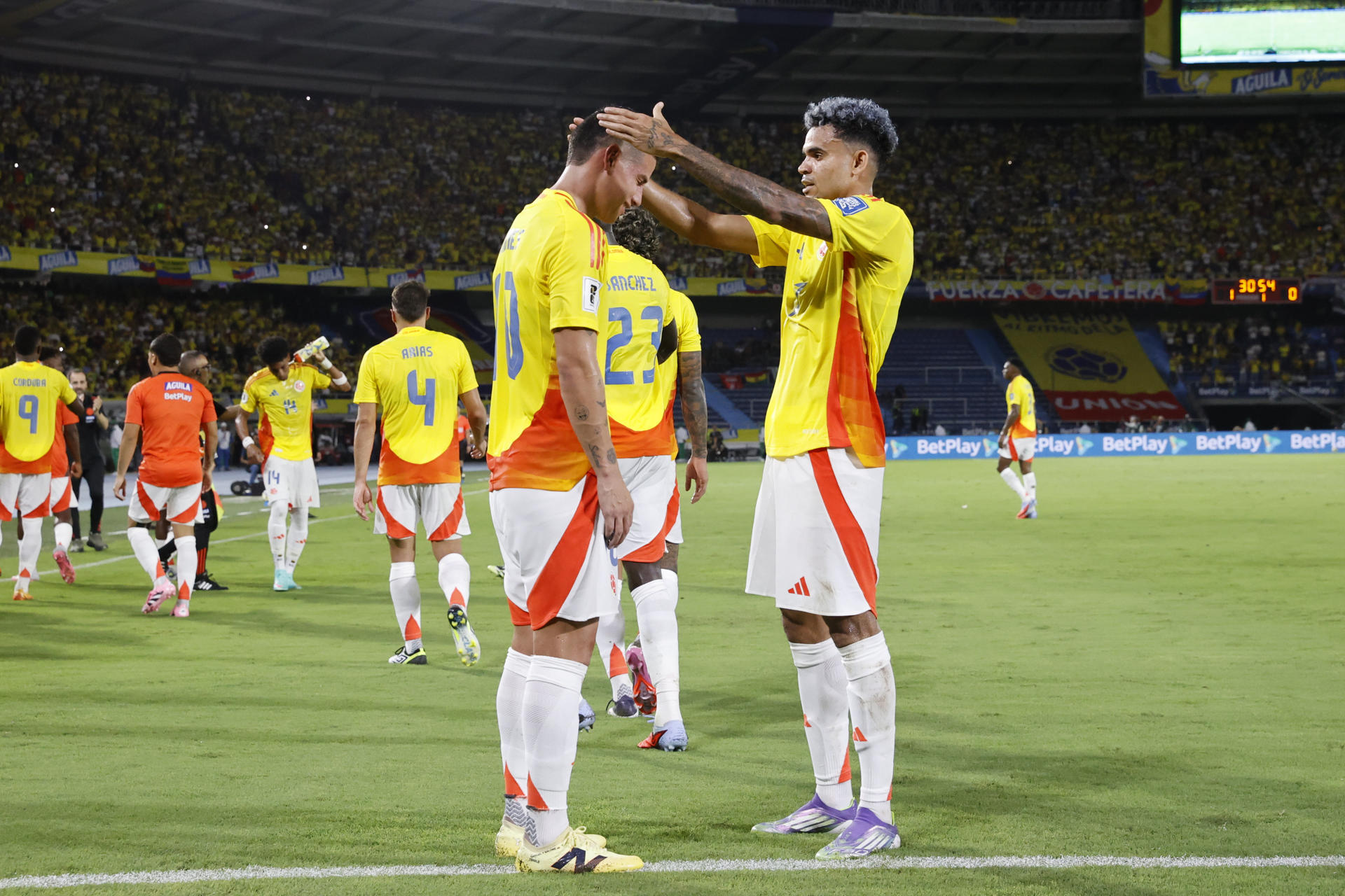 AME6308. BARRANQUILLA (COLOMBIA), 04/09/2025.- James Rodríguez (i) y Luis Díaz de Colombia celebran un gol este jueves, durante un partido por las eliminatorias a la Copa Mundial 2026 entre Colombia y Bolivia en el estadio Metropolitano en Barranquilla (Colombia). EFE/ Mauricio Dueñas Castañeda
