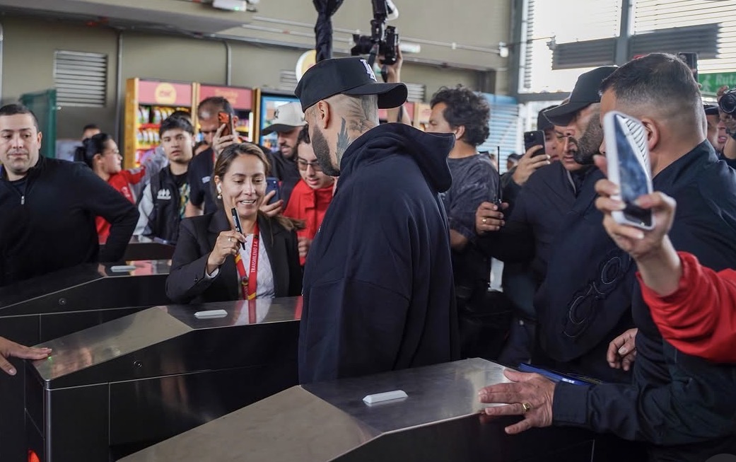 Nicky Jam se subió a Transmilenio y terminó improvisando con usuarios en pleno recorrido