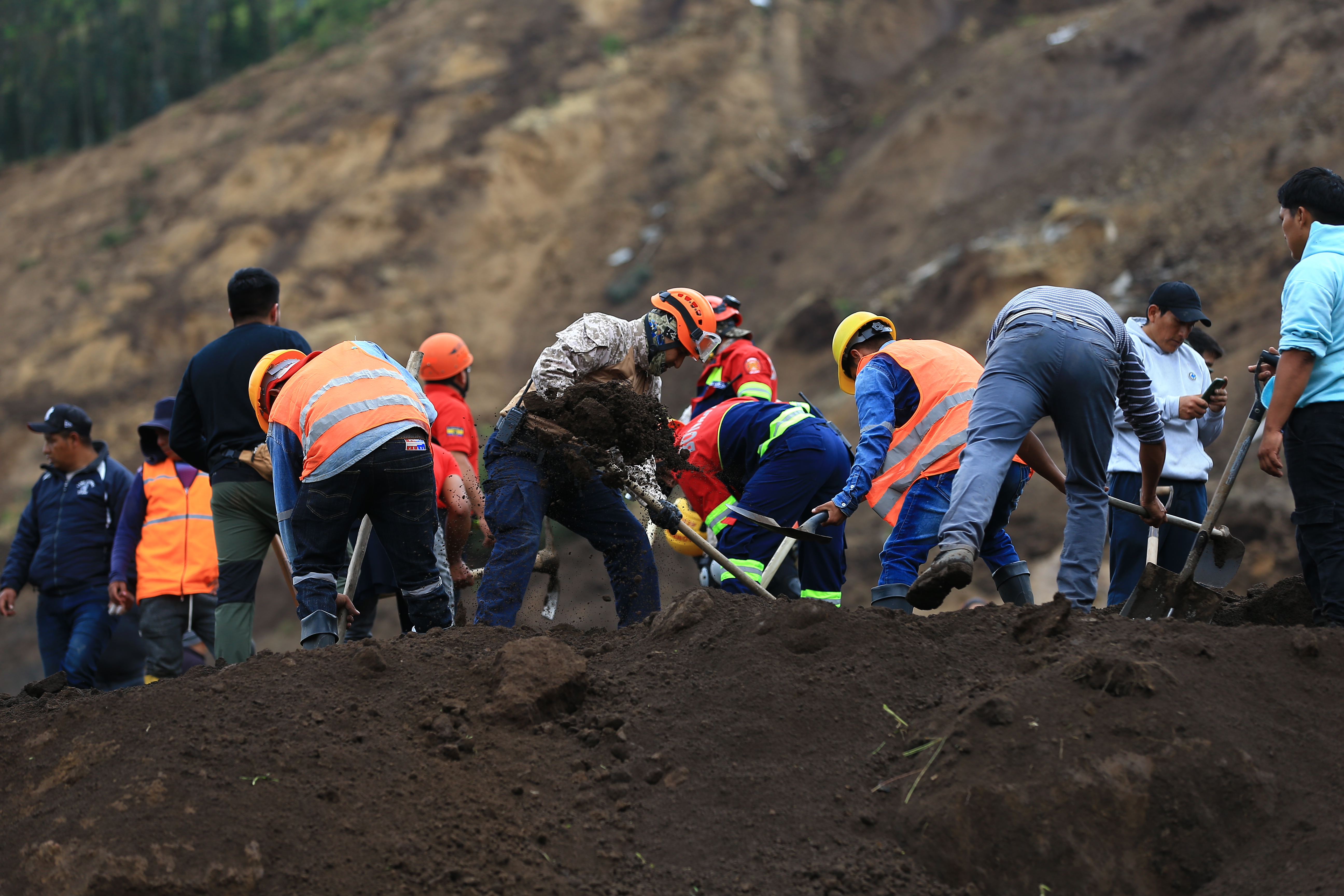 Ecuador: sube a 13 el número de muertos por derrumbe en Alausí