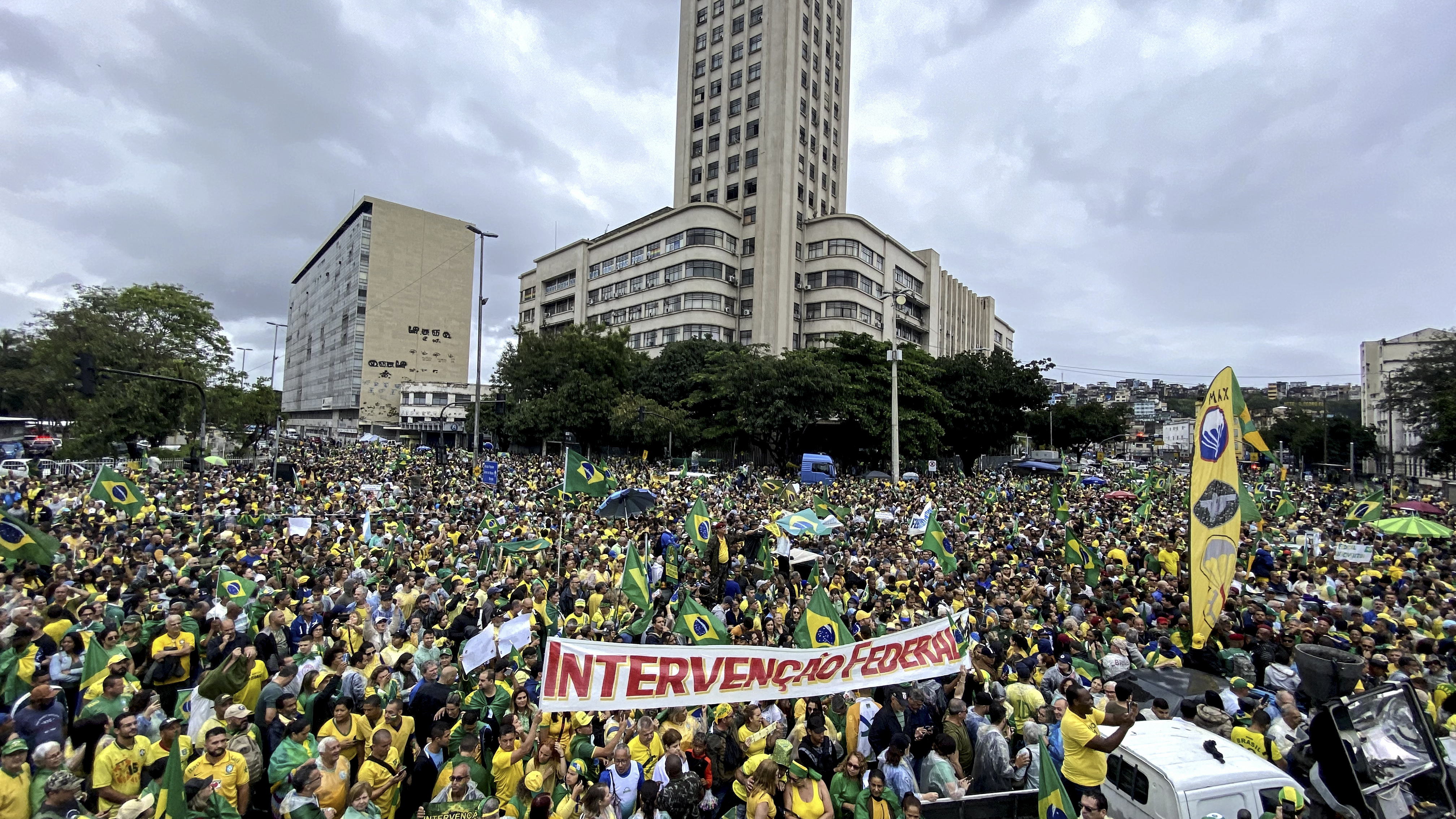 Seguidores de Bolsonaro salen a las calles y piden un golpe contra Lula