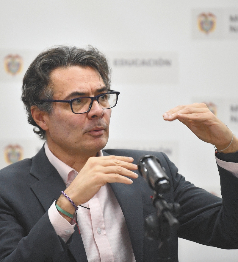Piratean libros de Alejandro Gaviria y se los entregan con curiosas dedicatorias