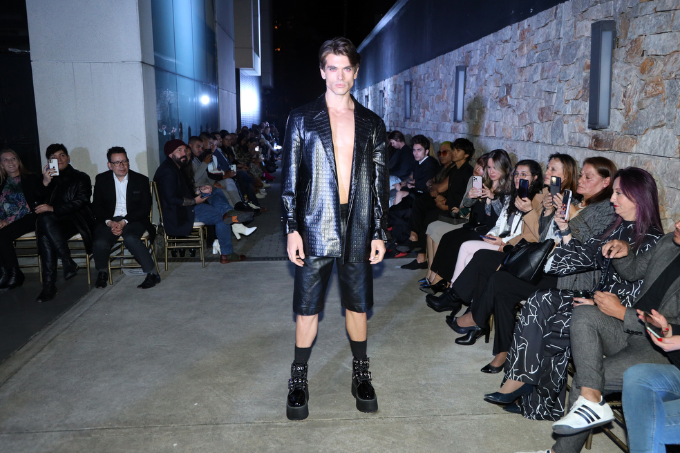 Desfile del diseñador Fabián Rodríguez en la embajada del Ecuador