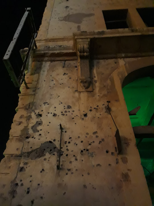 Edificios de Beirut que conservan muros impactados durante la guerra civil.