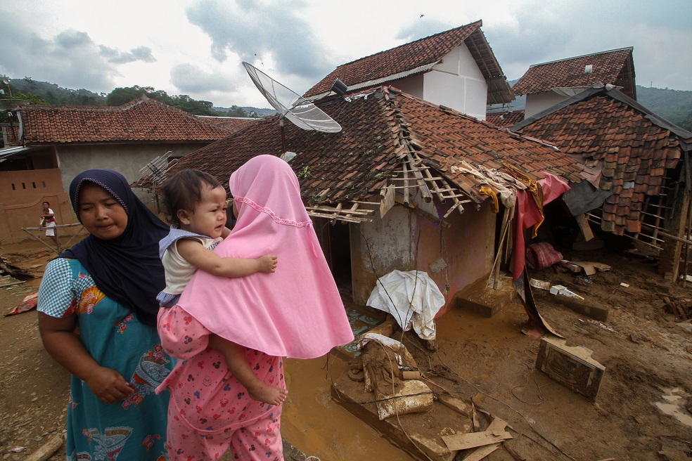 Los servicios de rescate señalaron que este viernes iban a evacuar a los vecinos de los barrios más siniestrados, especialmente los niños y las personas mayores, que seguían atrapados en sus casas. Para estas operaciones, iban a utilizar lanchas inflables.