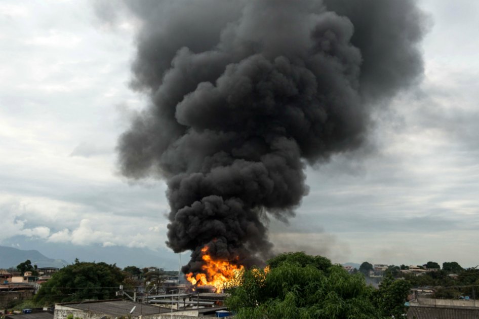 Un muerto en gran incendio en depósito de combustible en Rio de Janeiro