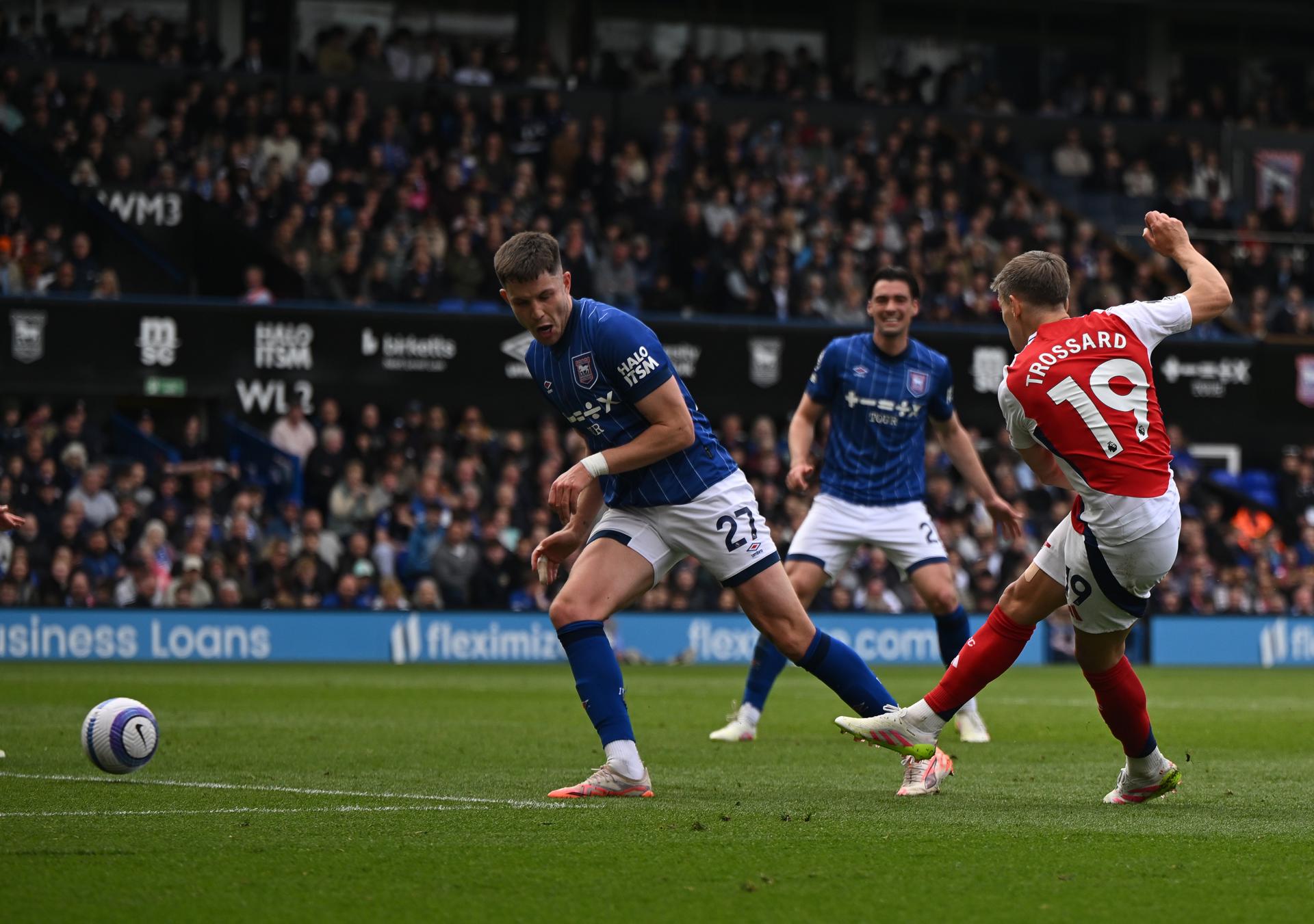 Arsenal goleó al Ipswich y aplazó celebración del Liverpool en la Premier League