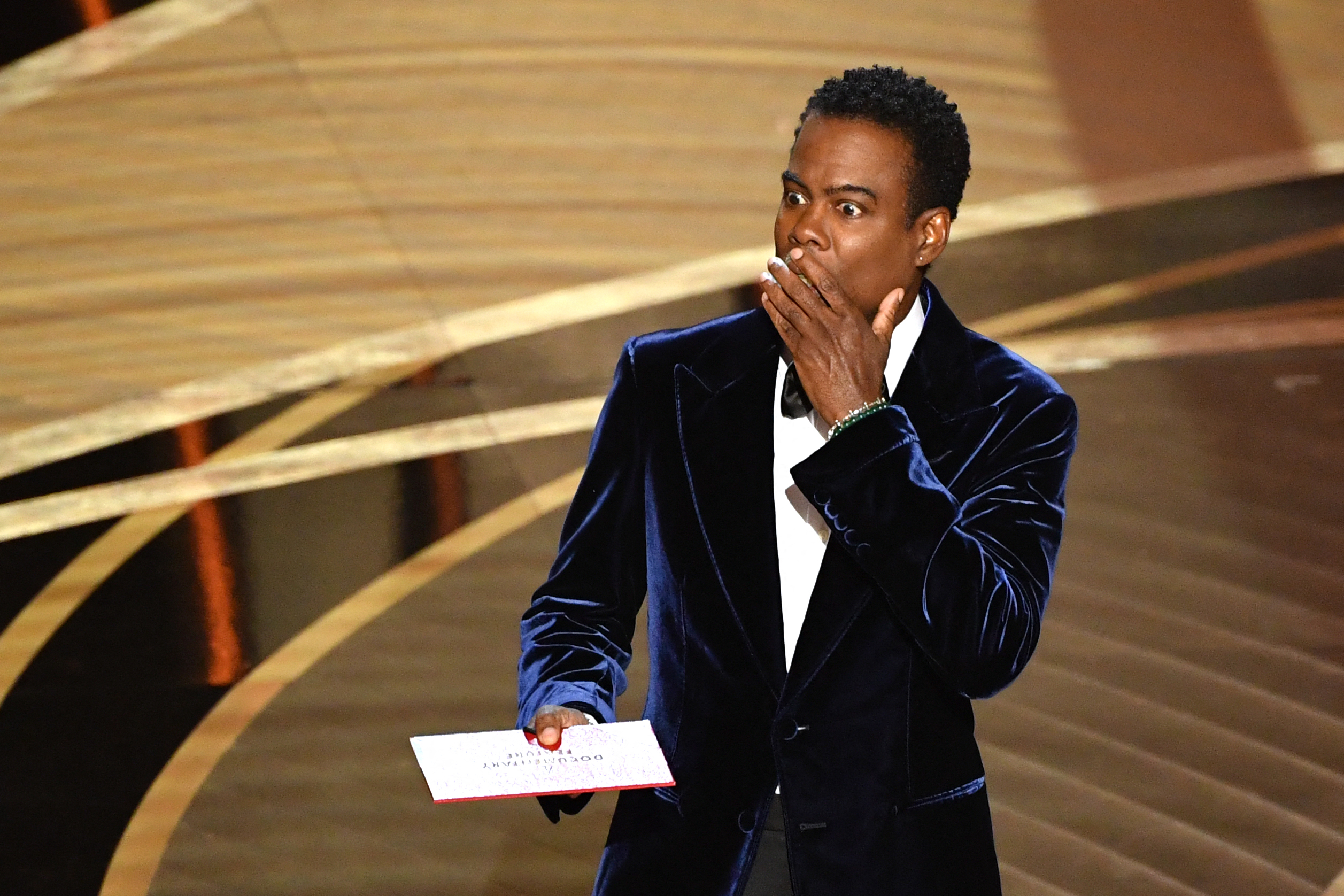 Chris Rock le respondió a Will Smith un año después de la bofetada en los Óscar