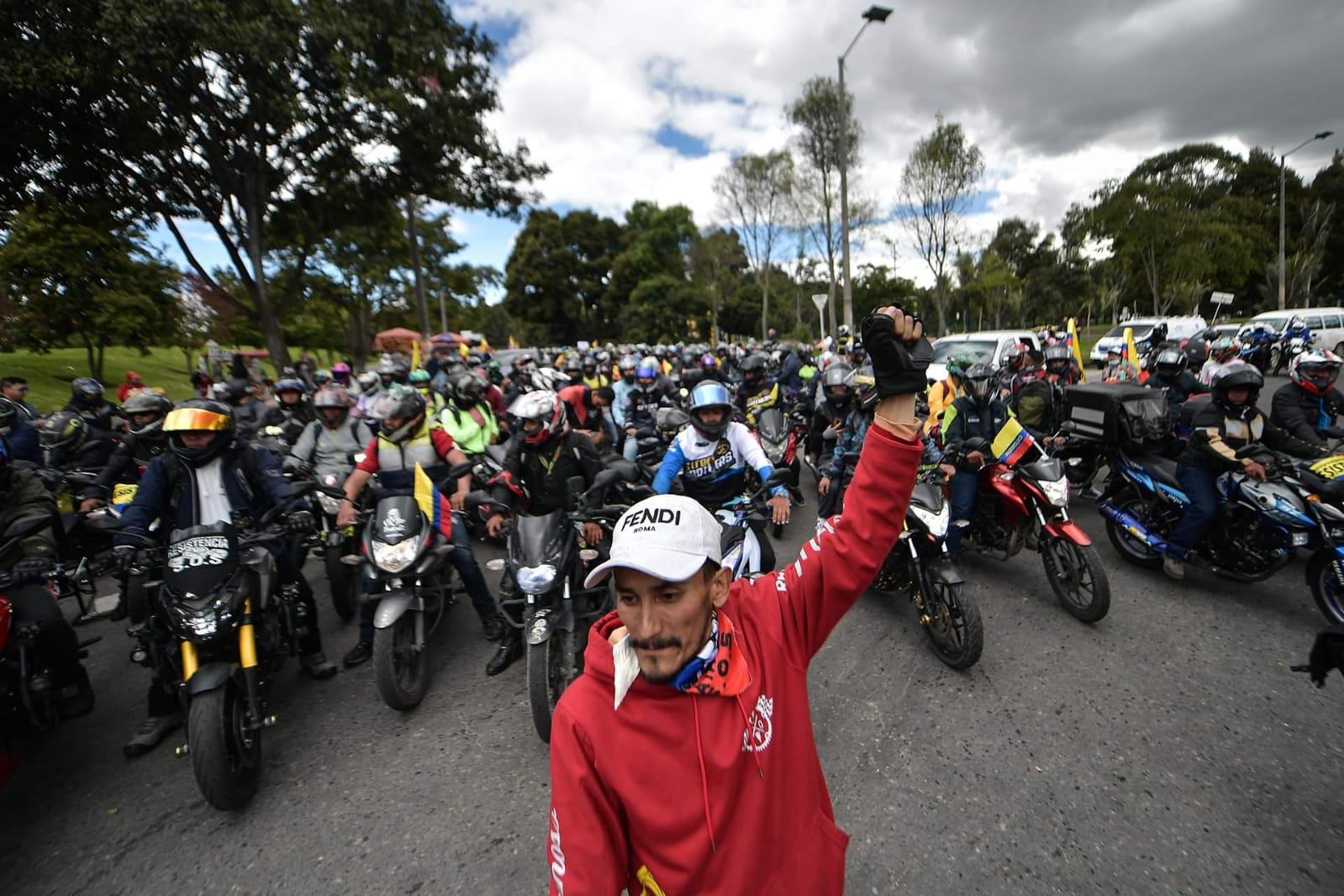 Sin embargo, la Veeduría Distrital publicó un informe en el que se registra una disminución general de delitos entre enero y mayo de 2022 con relación al 2021, y la participación de delitos en moto sigue estando acorde con la tendencia que se registraba antes de la restricción. Por su parte, los motociclistas solicitan cancelar por completo esta restricción.