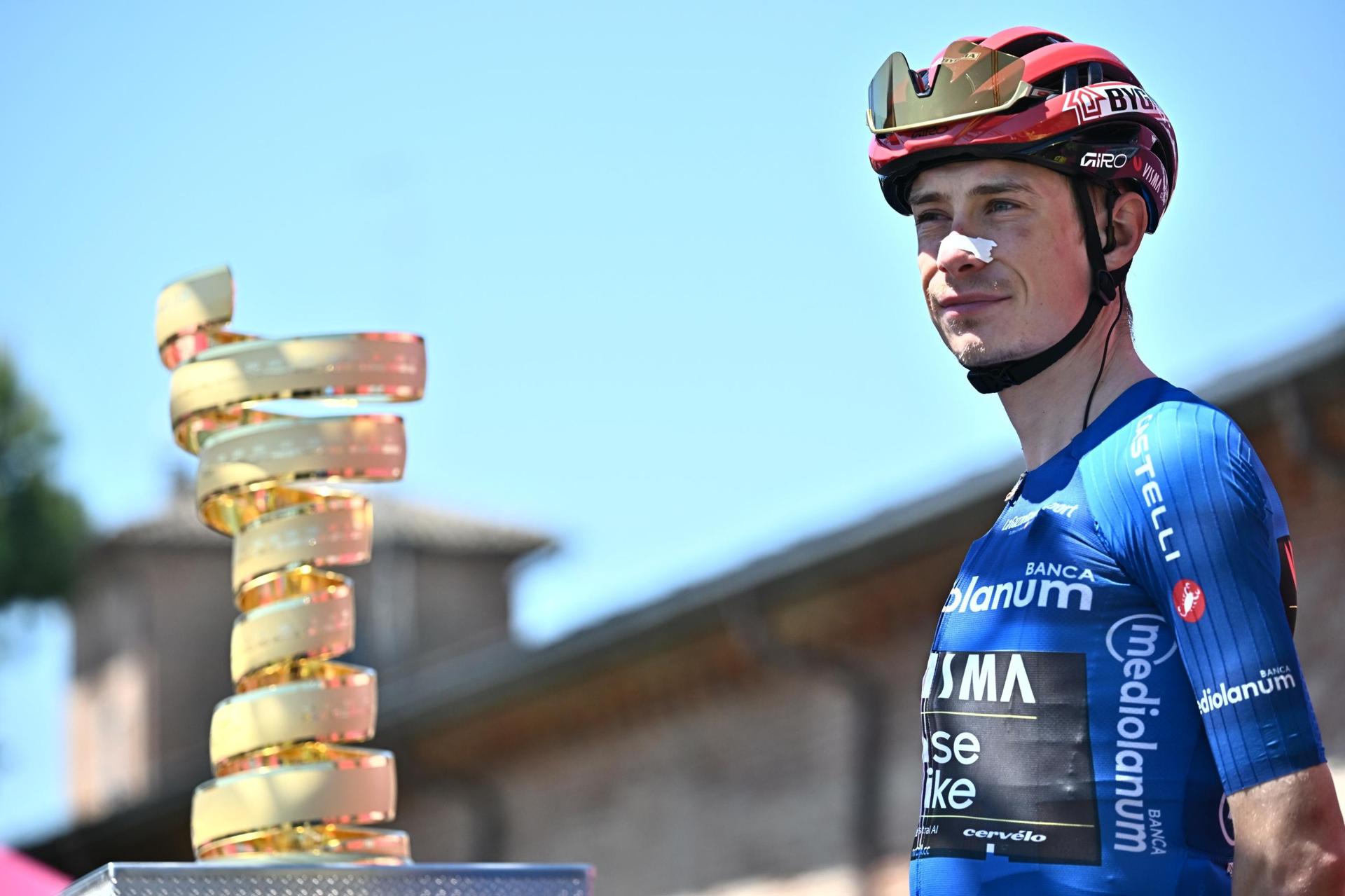 CERVIA (Italy), 17/05/2026.- Danish rider Jonas Vingegaard of Team Visma | Lease A Bike in the best climber's blue jersey on the signing in podium before the 9th stage of the 109th Giro d'Italia cycling race over 184km from Cervia to Corno alle Scale, Italy, 17 May 2026. (Ciclismo, Italia) EFE/EPA/LUCA ZENNARO
