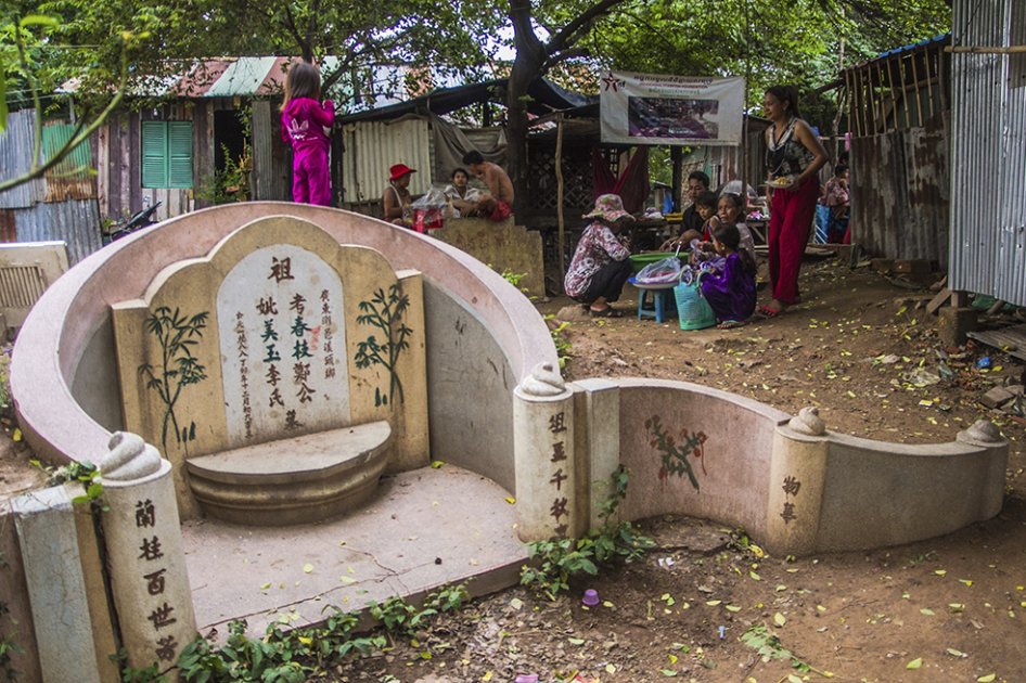 Decenas de familias habitan un cementerio empujados por la pobreza en Camboya