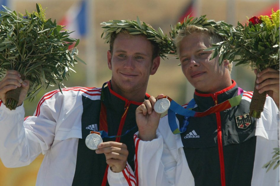 El alemán Stefan Henze (d) con la medalla de plata que ganó en los Juegos Olímpicos de Atenas 2004. / EFE
