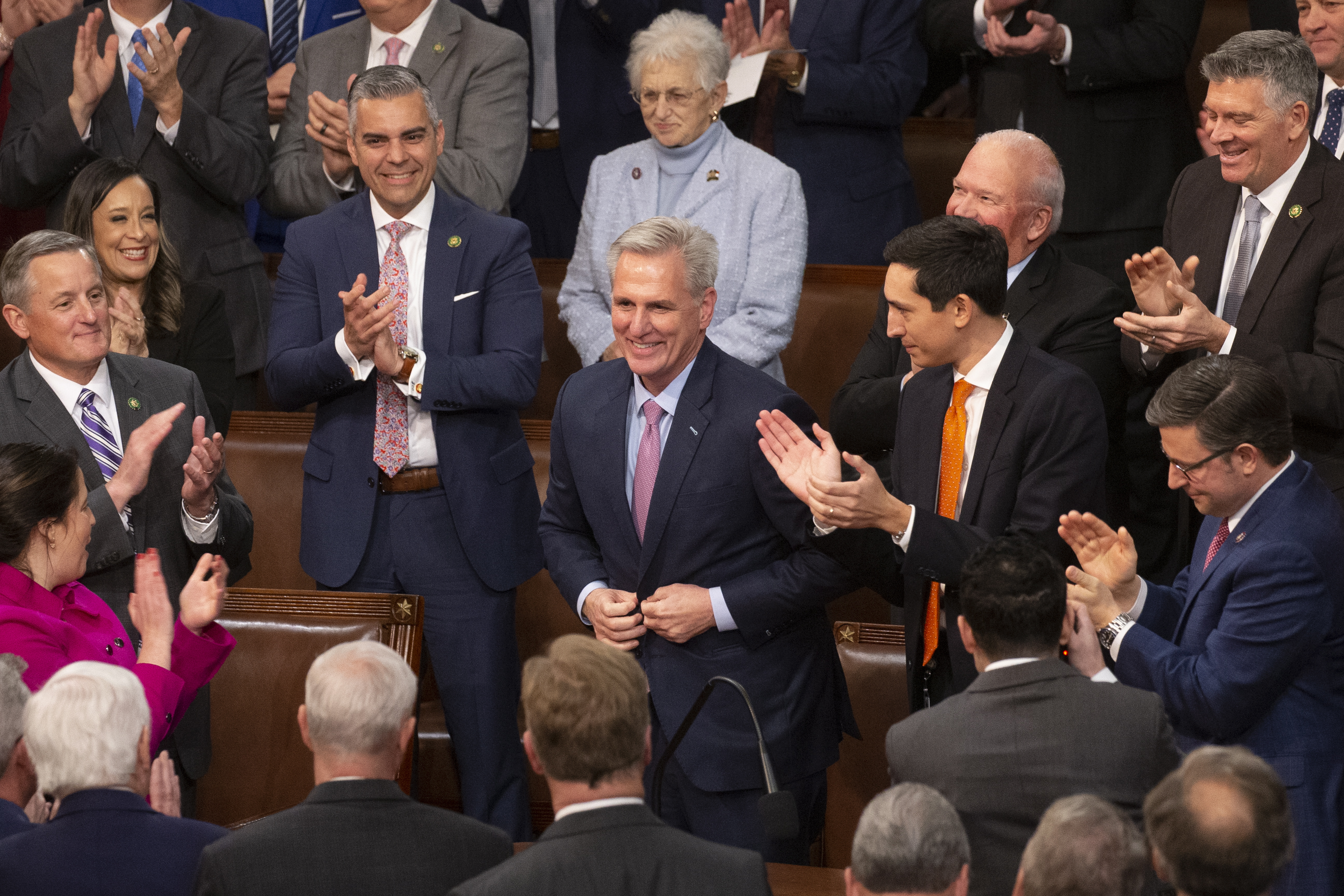 Washington (United States), 06/01/2023.- House Republican Leader Kevin McCarthy (C) reacts and is cheered by House Republicans after being elected the next speaker of the House of Representatives, in the US Capitol in Washington, DC, USA 07 January 2023. McCarthy secured enough support to become House Speaker on the 15th vote by the House and on the fifth day of his bid; it is the longest speaker contest in the US in 164 years. (Estados Unidos) EFE/EPA/MICHAEL REYNOLDS