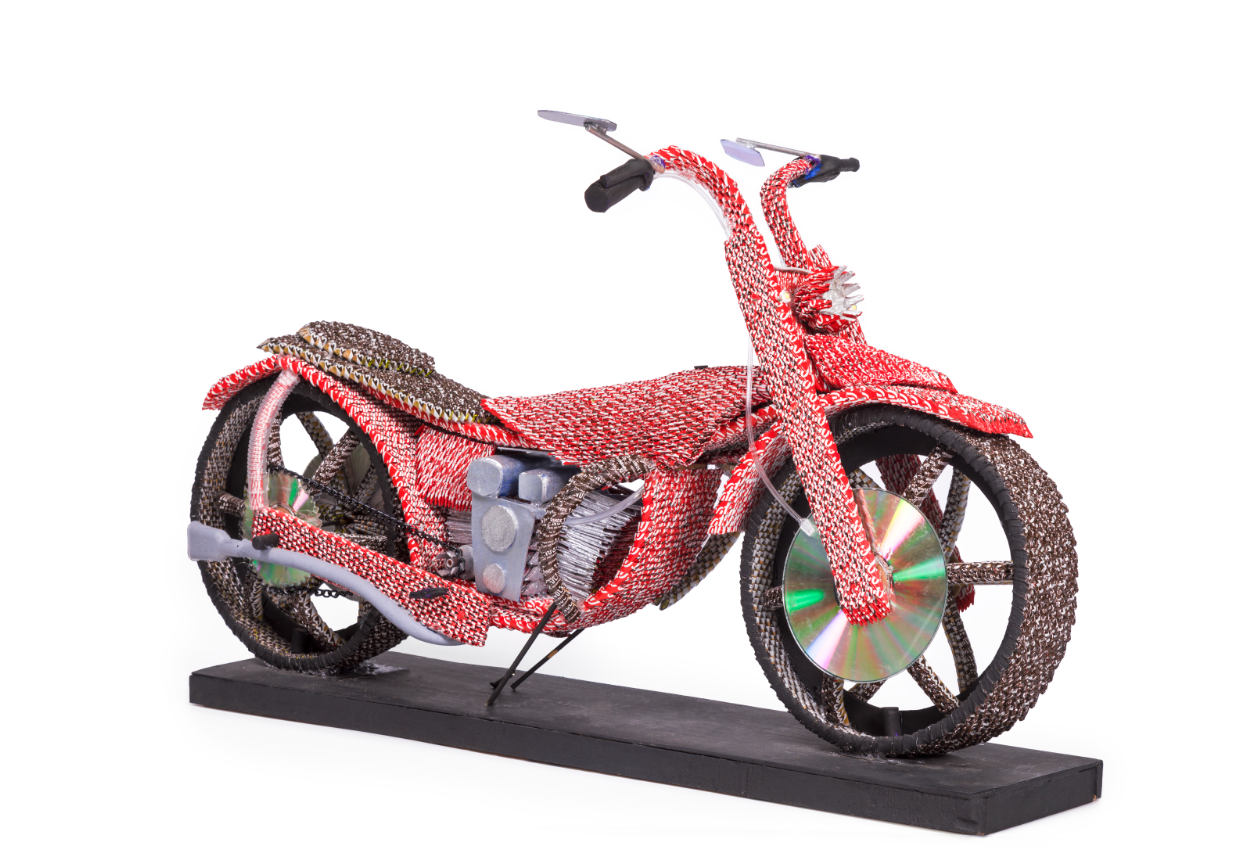 La exposición destaca la participación de los artistas privados de la libertad, de los territorios PDET y de los Pueblos Patrimonio, quienes con su talento y creatividad enriquecen la muestra. Obra: "Diseño motocicleta", de Gabriel Francisco Martínez.